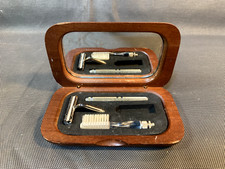 Ancienne petite trousse set de toilette en bois rasoir + brosse à dents vintage