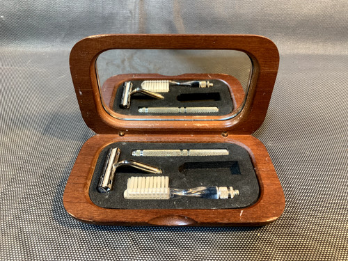 Ancienne petite trousse set - , de