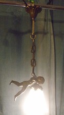 Lustre en bronze doré signée “Mathieu” – Chérubin volant & tulipe en verre