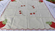 NAPPE carrée brodé fraises 80cm  x 80cm qualité en Coton/polyester  état NF Occ.