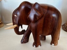 ELEPHANT EN BOIS MASSIF HAUTEUR 12 CM AVEC SES DEFENSES (ORIGINE SRI LANKA)