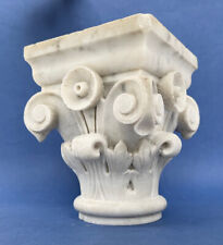 Chapiteau XIXem néoclassique en marbre sculpté, piedestal H: 19cm