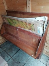 Meuble de rangement de cartes scolaires avec une vingtaine de cartes.