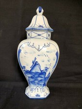 Antique DELFT Paire De Vase À Couvercle Chien. Scène Néerlandaise Typique