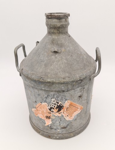 Ancien bidon carburant en - carburant,