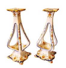 Une paire de chandelier en