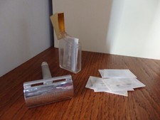 ANCIEN RASOIR MECANIQUE