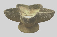 jardinière ou bac en forme d'Etoile en ciment reconstitué et socle. XX siècle .