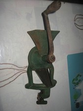 ancien moulin à céréales  manuel en fonte