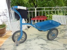 Tricycle ancien vintage joli pour déco.