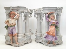 Paire de groupes en porcelaine biscuit Allemagne avec colonnes et jardinières