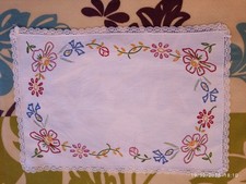 napperon brodé main: vintage