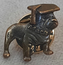 MACK TRUCK PIN CHIEN BOULEDOGUE portant chapeau de remise de diplôme VINTAGE