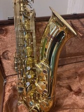 Logo violet de saxophone