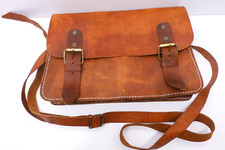 - SAC CARTABLE CUIR MARRON EPAIS COUTURES BLANCHES GRANDE SANGLE BANDOULIERE  D