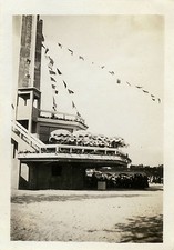 PHOTO ANCIENNE - VINTAGE SNAPSHOT - PLAGE DE TRILPORT MEAUX PARASOL DRAPEAU 1935