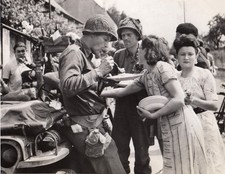 LIBÉRATION WWII WW2 - OMELETTE & FLEURS POUR LES GI'S - RARE Photo D'ÉPOQUE 1944