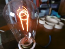 ancienne lampe a filament de carbone a pointe avec transfos isolement  pour deco