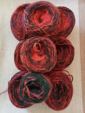 Lot de 9 Pelotes de Laine Tons Rouges et Verts foncés (930g)