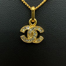 Collier logos CHANEL CC COCO