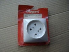PRISE TRIPHASEE avec terre 20A LEGRAND AVEC CADRE 8X8 - Ref 99715
