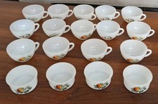 14 tasses à café et 4