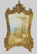 petite glace louis XV rocaille bois stuque doré à model coquille . XX siècle .