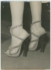 Bottier parisien. Mode. Talons de 17 centimètres. Fashion. 1950.