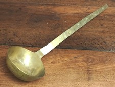 Ancienne et Grande Louche en Cuivre Jaune Forgée à la Main. Longueur 47 cm