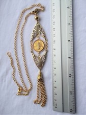Collier style 1930 à pompon, médaillon géométrique ovale