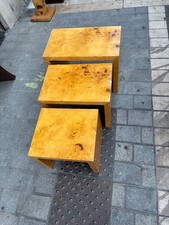 3 tables gigognes en bois jaune parfaites pour mettre au salon