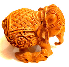 * STATUETTE SCULPTEE *