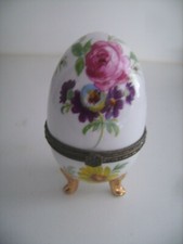 Jolie boîte oeuf en porcelaine sur pieds dorés à décor floral TBE