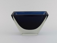 Harry Moilanen (1931-1991), Nuutajärvi Notsjö. Vase en verre bleu foncé et tr...
