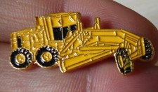 PIN'S ENGIN TP CHANTIER TRAVAUX PUBLIC NIVELEUSE TYPE CAT CATERPILLAR