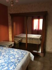 ARMOIRE DEUX PORTES COULISSANTES MIROIRS BOIS ACAJOU FONCE BONNE QUALITE 