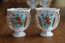 ANCIENS PETITS VASES DE MARIÉE DORÉS, DÉCOR FLORAL NAPOLÉON III, PORCELAINE.