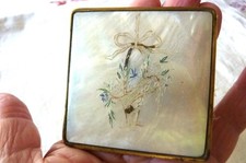 Ancien poudrier en nacre gravé