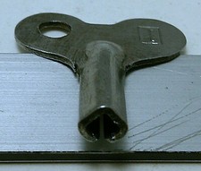 CLÉ JOUETS MÉCANIQUES -ANCIENS - MÉTAL- CARRÉ 2.5MM -TOY KEY -REF10