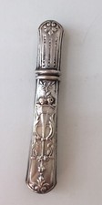 Ancien Porte aiguilles en métal argenté style louis XVI