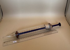 ancienne grosse seringue en verre / piston en verre bleu  35 cm
