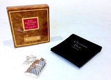 Porte-clé " EAU SAUVAGE - DIOR" et boîte d'origine (6x6 cm)