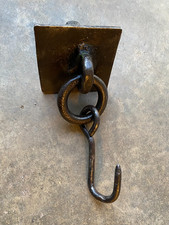 Ancien anneau sur platine avec crochet, ferrure