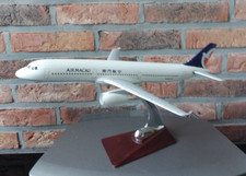 Grand avion maquette air macau en métal 