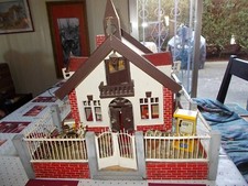 Ancienne maison de poupée miniature en bois alsacienne jardin cloture