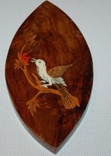 TABLEAU  ARTISANAL EN BOIS INCRUSTÉ oiseau sur sa branche