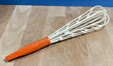 Ancien fouet de cuisine plastique orange blanc année 80 France Vintage