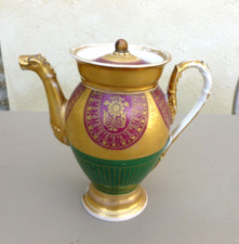Verseuse en porcelaine style Empire .