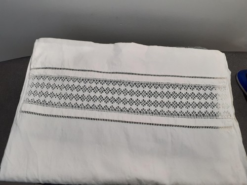Drap ancien avec frise - , brodée