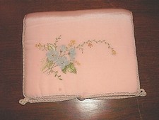 Ancienne pochette à lingerie en mousseline de soie brodée